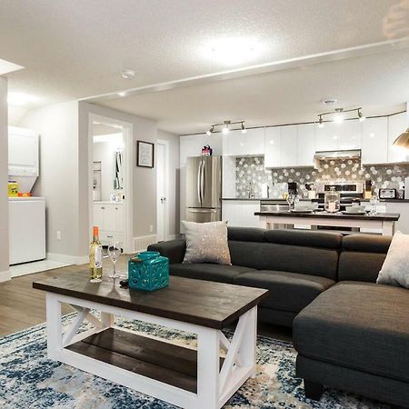 Modern Executive Suite I Complimentary Netflix & Parking! Edmonton Buitenkant foto