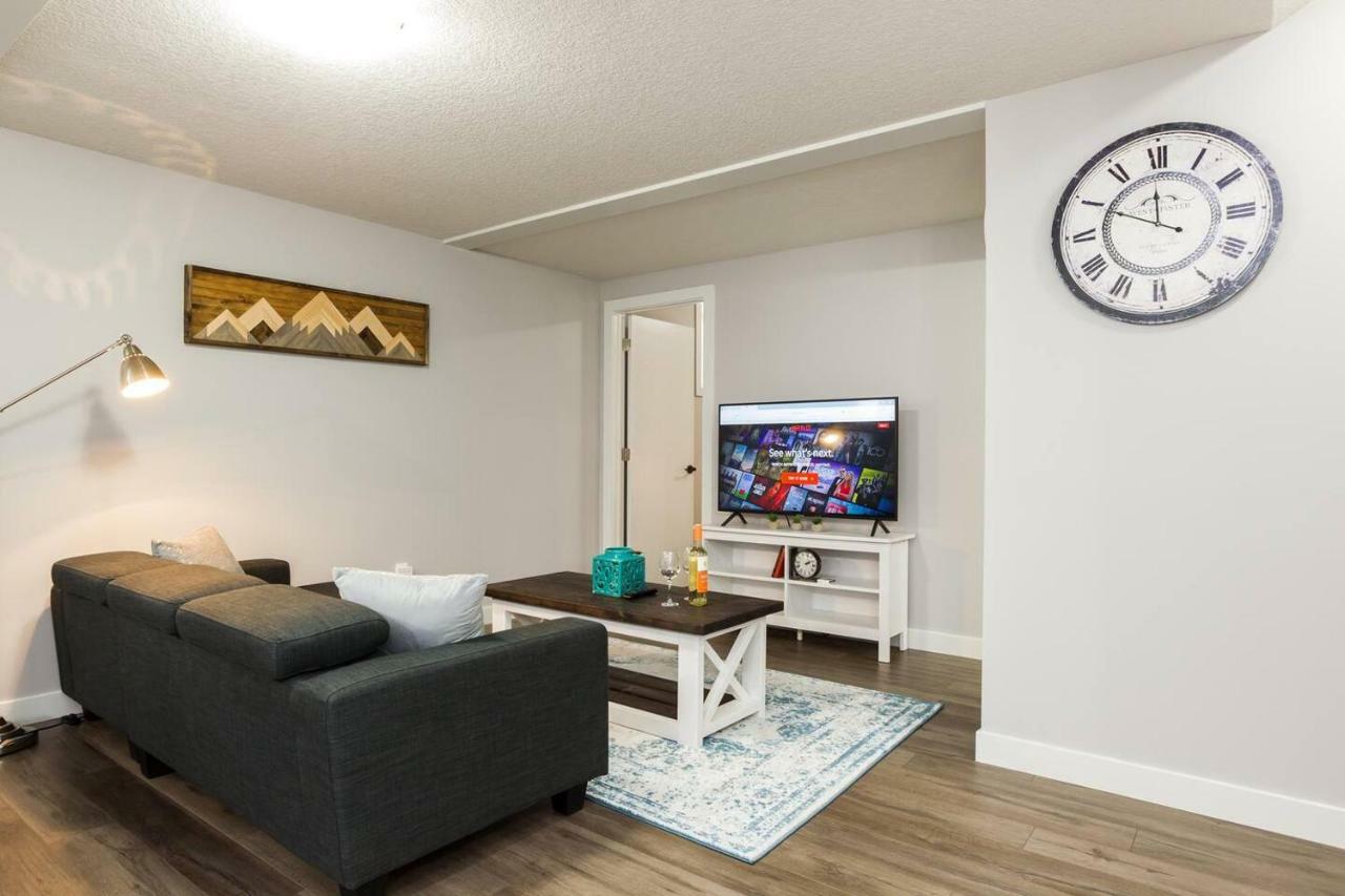 Modern Executive Suite I Complimentary Netflix & Parking! Edmonton Buitenkant foto