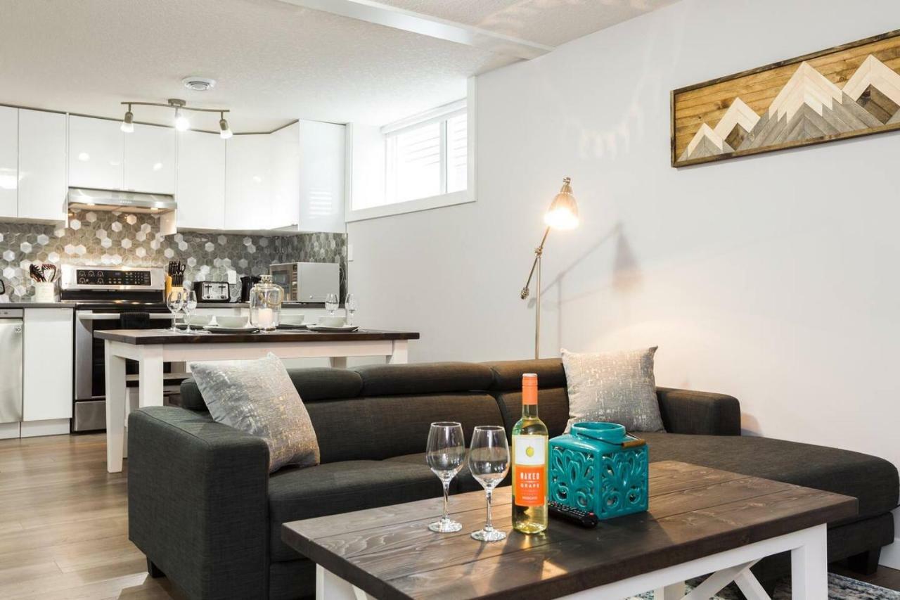 Modern Executive Suite I Complimentary Netflix & Parking! Edmonton Buitenkant foto