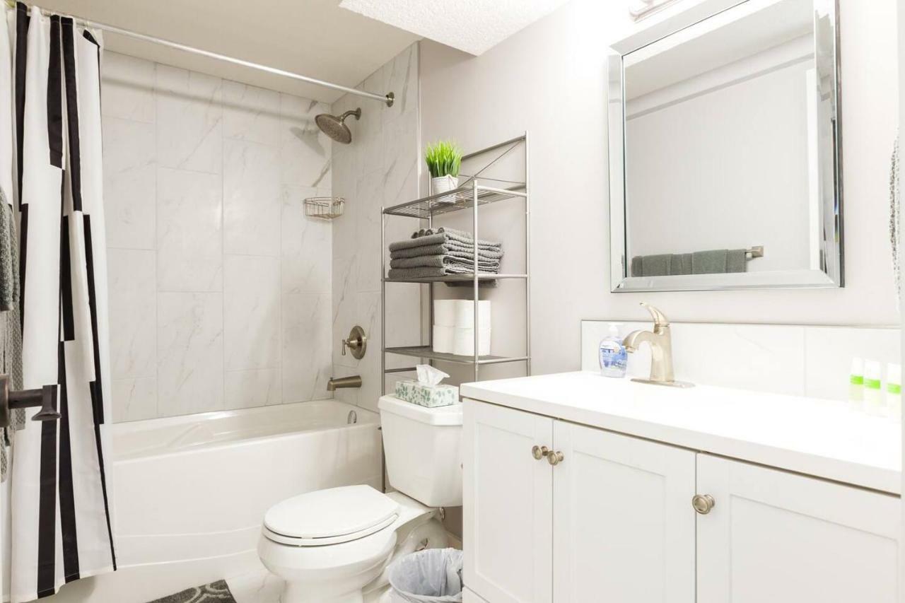 Modern Executive Suite I Complimentary Netflix & Parking! Edmonton Buitenkant foto