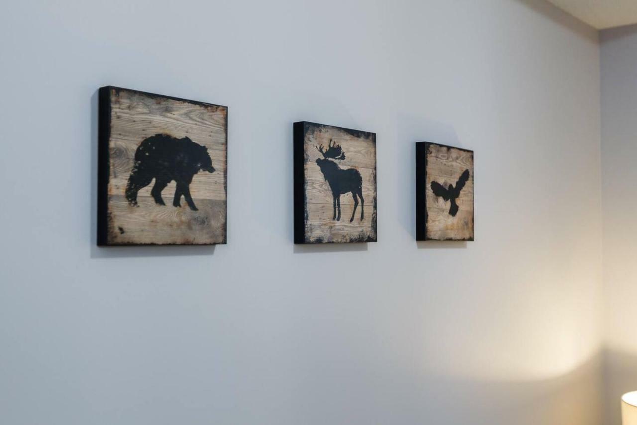 Modern Executive Suite I Complimentary Netflix & Parking! Edmonton Buitenkant foto